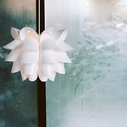 Lampe suspendue Lotus blanche contemporaine et minimaliste de Nordic Idea