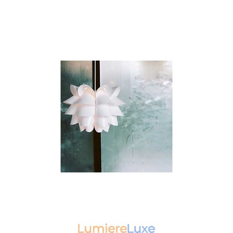 Lampe suspendue Lotus blanche contemporaine et minimaliste de Nordic Idea