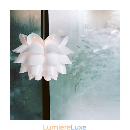 Lampe suspendue Lotus blanche contemporaine et minimaliste de Nordic Idea Lampe suspendue Lotus blanche contemporaine et minimaliste de Nordic Idea