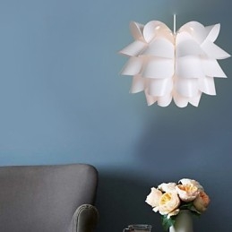 Lampe suspendue Lotus blanche contemporaine et minimaliste de Nordic Idea