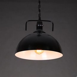 Installation de lampes suspendues dans un entrepôt créatif américain