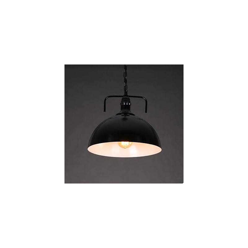 Installation de lampes suspendues dans un entrepôt créatif américain