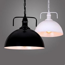 Installation de lampes suspendues dans un entrepôt créatif américain