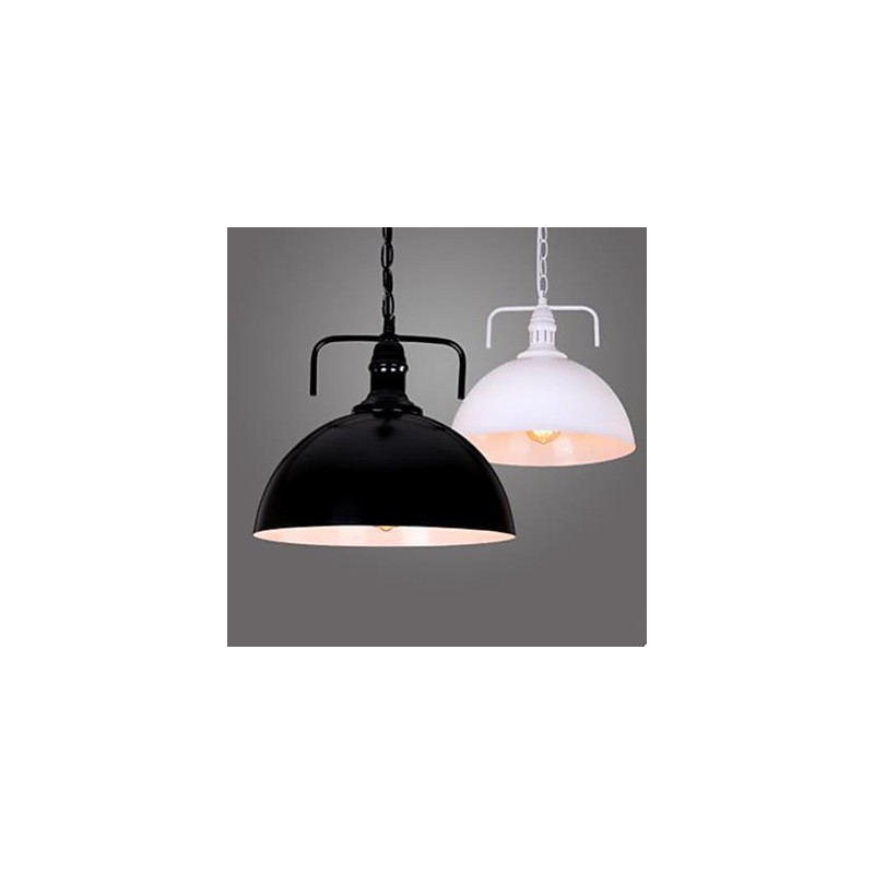 Installation de lampes suspendues dans un entrepôt créatif américain