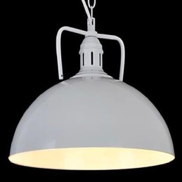 Installation de lampes suspendues dans un entrepôt créatif américain