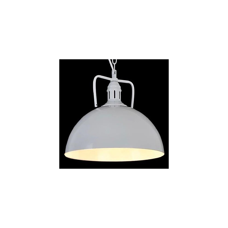 Installation de lampes suspendues dans un entrepôt créatif américain