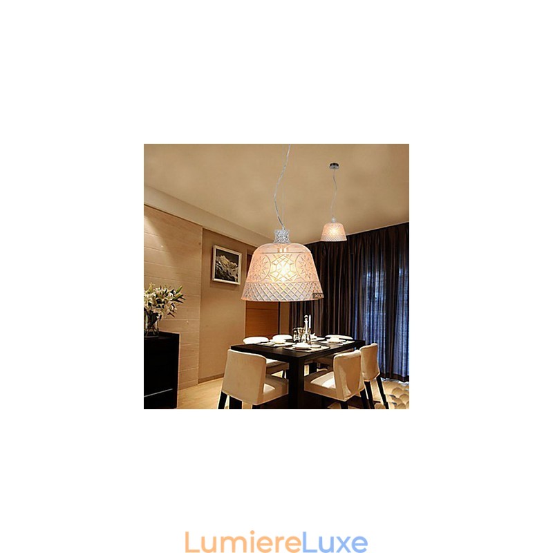 Le lustre avec pendentif en verre sculpté d'art décoratif
