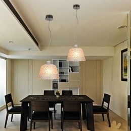 Le lustre avec pendentif en verre sculpté d'art décoratif