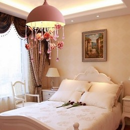 Une petite lampe lustre rose de jardin de roses Iron Princess