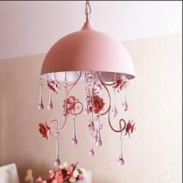 Une petite lampe lustre rose de jardin de roses Iron Princess