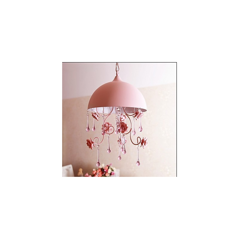 Une petite lampe lustre rose de jardin de roses Iron Princess