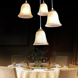 Suspension en bronze à quatre lumières, abat-jour en verre, style rétro européen classique