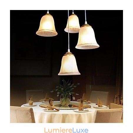 Suspension en bronze à quatre lumières, abat-jour en verre, style rétro européen classique Suspension en bronze à quatre lumières, abat-jour en verre, style rétro européen classique