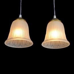 Suspension en bronze à quatre lumières, abat-jour en verre, style rétro européen classique