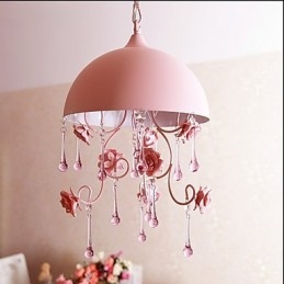 Une petite lampe lustre rose de jardin de roses Iron Princess