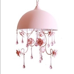 Une petite lampe lustre rose de jardin de roses Iron Princess