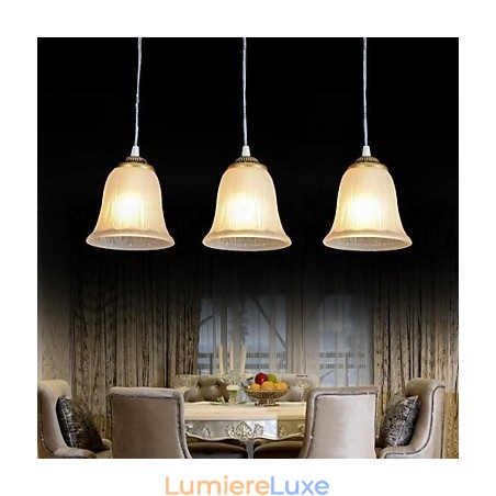 Suspension en bronze à trois lumières, abat-jour en verre, style rétro européen classique Suspension en bronze à trois lumières, abat-jour en verre, style rétro européen classique