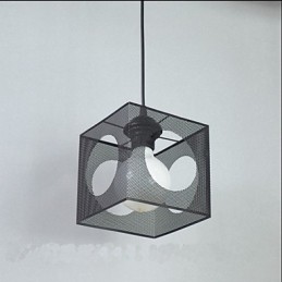 Le lustre chaleureux des boutiques de fleurs du jardin de boules de verre