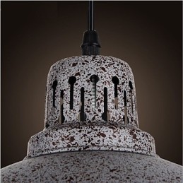 Suspension vintage en métal à pois avec une lumière