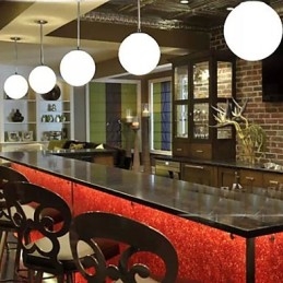 Lustre décoratif en forme de boule de verre blanche