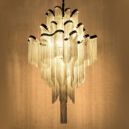 Lustre design en aluminium Stream, luminaire suspendu argenté, escalier en colimaçon