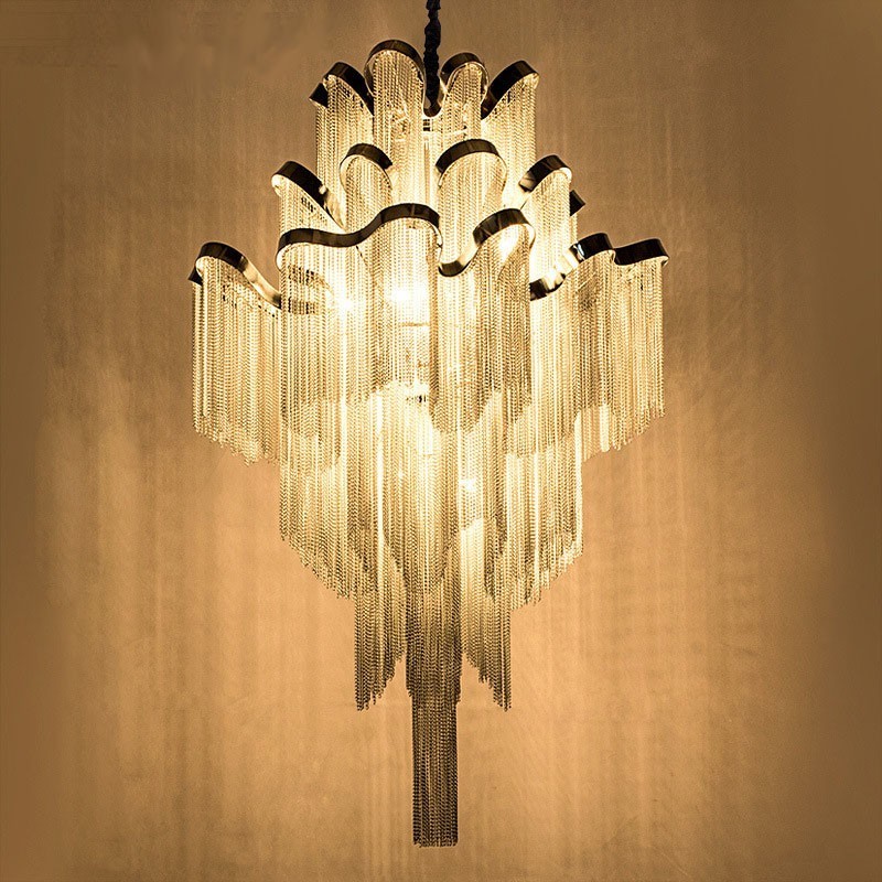 Lustre design en aluminium Stream, luminaire suspendu argenté, escalier en colimaçon