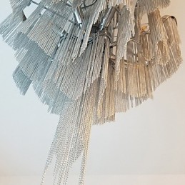 Lustre design en aluminium Stream, luminaire suspendu argenté, escalier en colimaçon