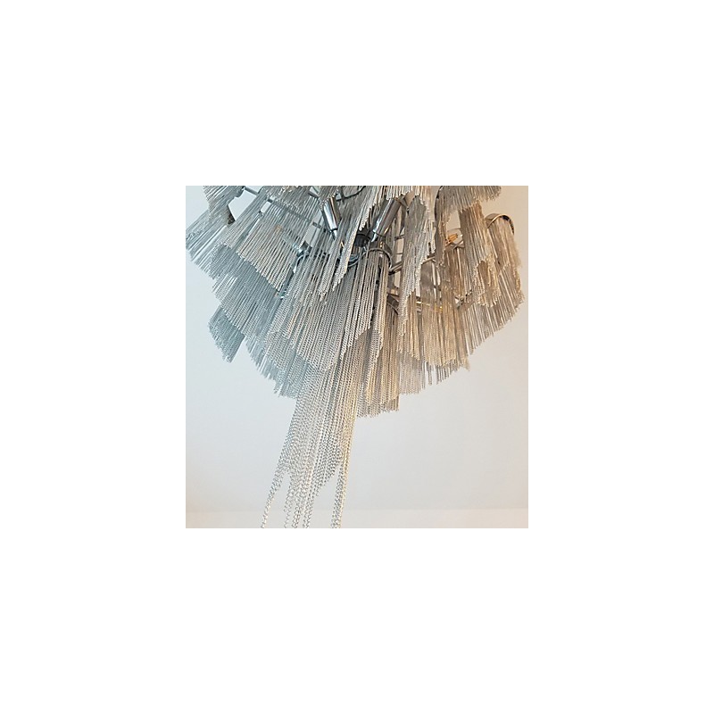 Lustre design en aluminium Stream, luminaire suspendu argenté, escalier en colimaçon
