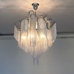 Lustre design en aluminium Stream, luminaire suspendu argenté, escalier en colimaçon