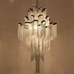 Lustre design en aluminium Stream, luminaire suspendu argenté, escalier en colimaçon
