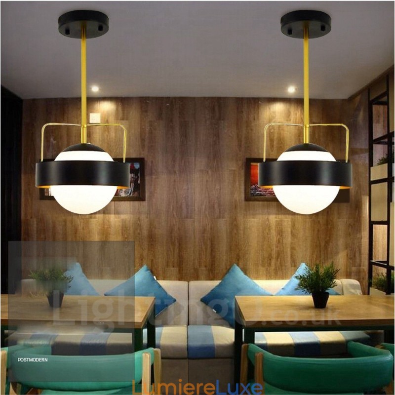 Plafonnier contemporain moderne à 1 lumière, finition cuivre, avec abat-jour en verre blanc et noir.