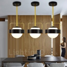 Plafonnier contemporain moderne à 1 lumière, finition cuivre, avec abat-jour en verre blanc et noir.