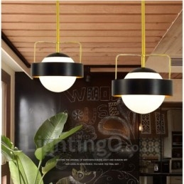 Plafonnier contemporain moderne à 1 lumière, finition cuivre, avec abat-jour en verre blanc et noir.
