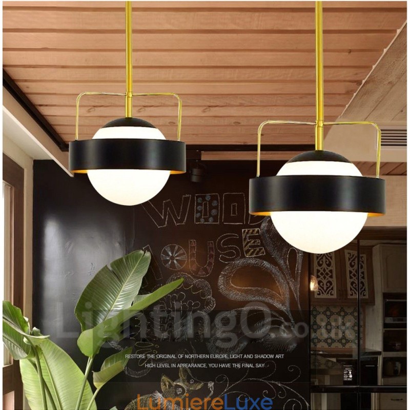 Plafonnier contemporain moderne à 1 lumière, finition cuivre, avec abat-jour en verre blanc et noir.