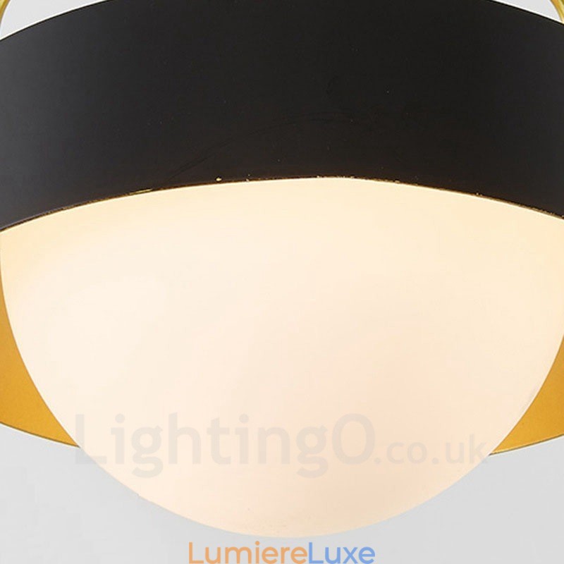 Plafonnier contemporain moderne à 1 lumière, finition cuivre, avec abat-jour en verre blanc et noir.