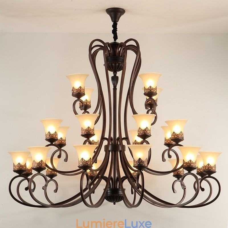 Lustre vintage en métal peint à 24 lumières avec abat-jour en verre et haut plafond