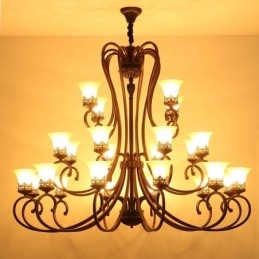 Lustre vintage en métal peint à 24 lumières avec abat-jour en verre et haut plafond