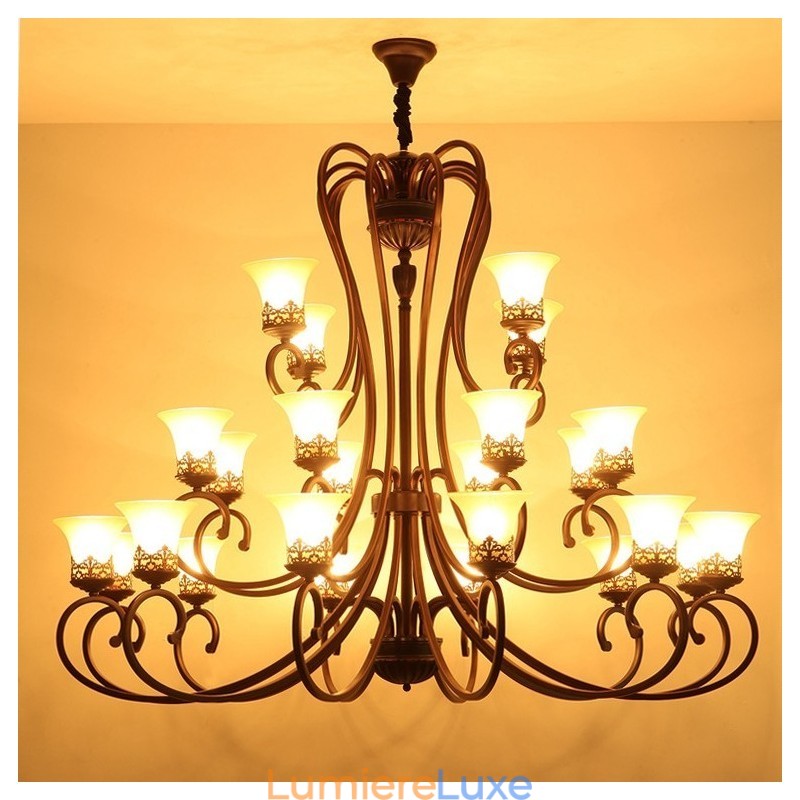 Lustre vintage en métal peint à 24 lumières avec abat-jour en verre et haut plafond