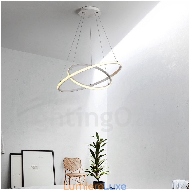 Suspension lumineuse à intensité variable avec télécommande et anneaux au design moderne