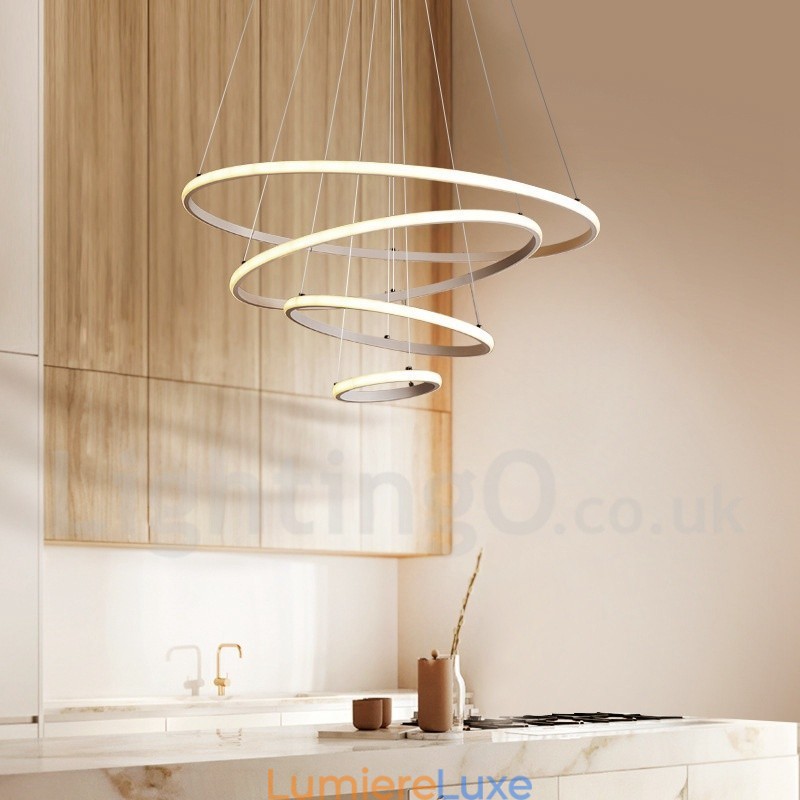 Suspension lumineuse à intensité variable avec télécommande et anneaux au design moderne