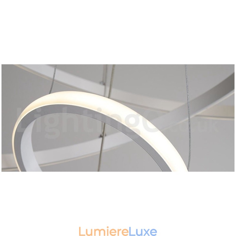 Suspension lumineuse à intensité variable avec télécommande et anneaux au design moderne