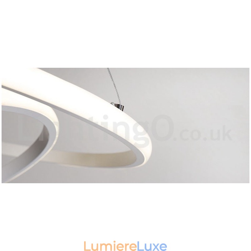 Suspension lumineuse à intensité variable avec télécommande et anneaux au design moderne