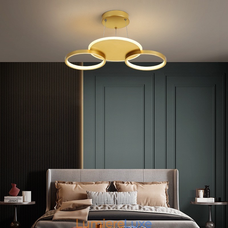 Lustre circulaire doré moderne et contemporain de style nordique avec télécommande, peut également être utilisé comme applique murale.