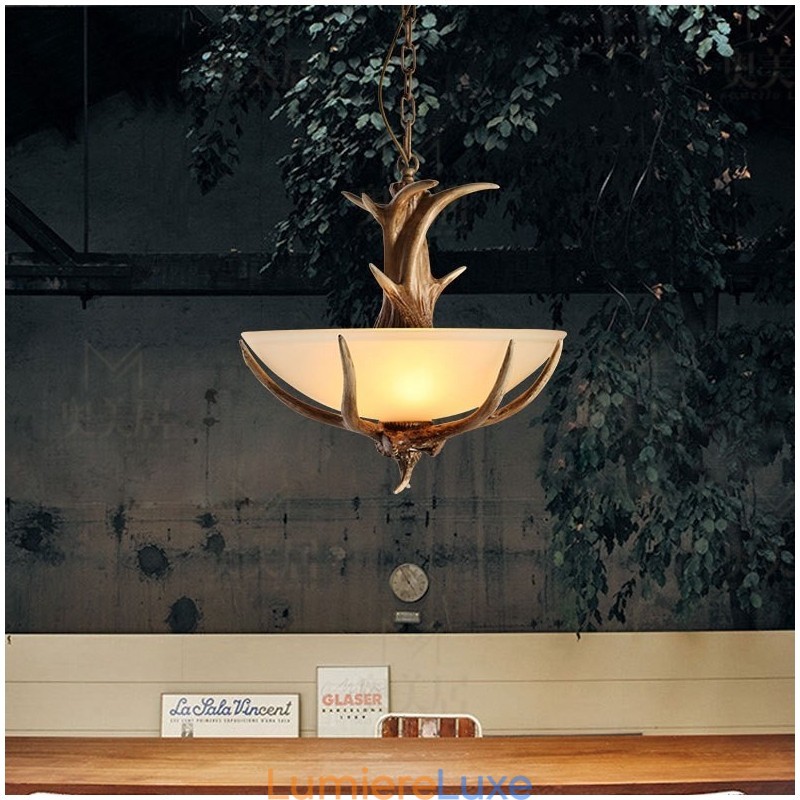 Suspension rustique artistique rétro en bois de cerf avec abat-jour en verre