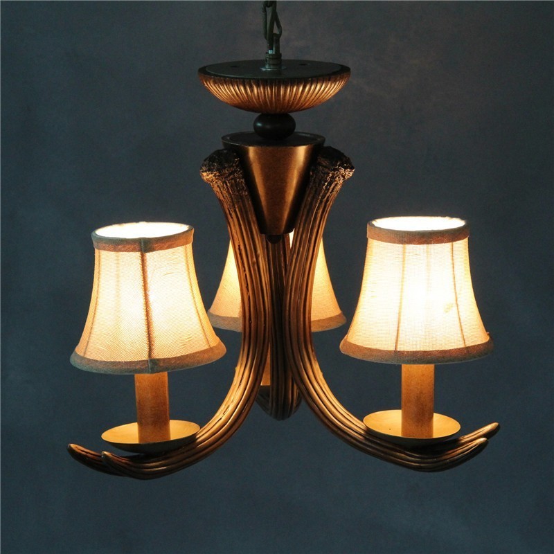 Lustre rustique artistique rétro à 3 lumières en bois de cerf avec abat-jour