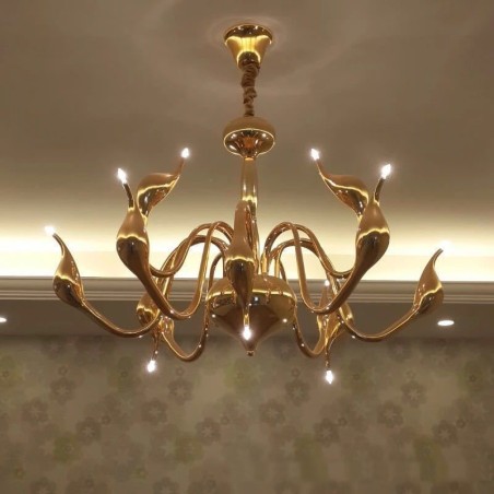 Lustre moderne à 12 lampes en métal doré en forme de cygne Lustre moderne à 12 lampes en métal doré en forme de cygne