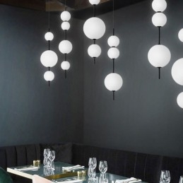 Suspension moderne minimaliste en forme de haricot magique et de molécule