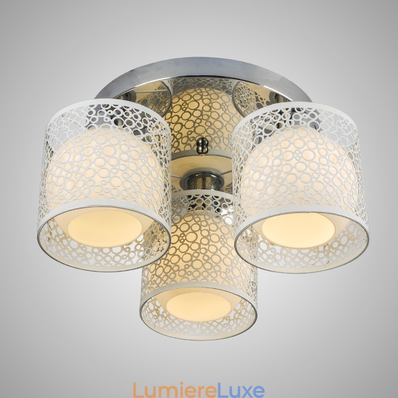 Plafonnier à trois lumières en verre avec dôme encastré
