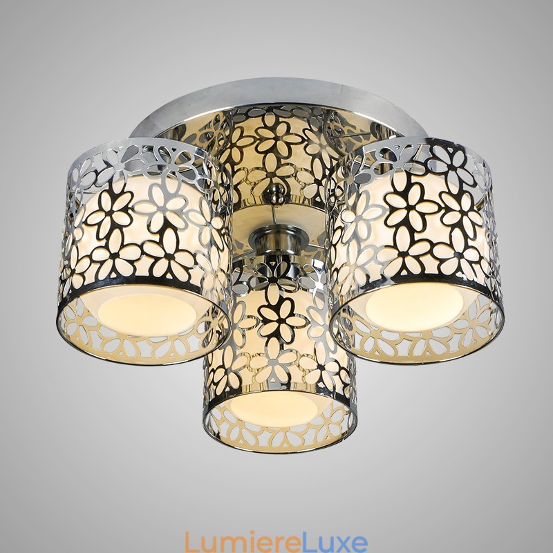 Plafonnier à trois lumières en verre avec dôme encastré