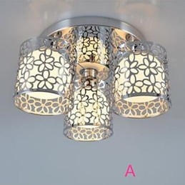 Plafonnier à trois lumières en verre avec dôme encastré